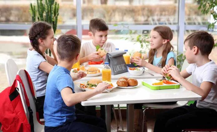 605918333 featured image Kids eating lunch together at a table.