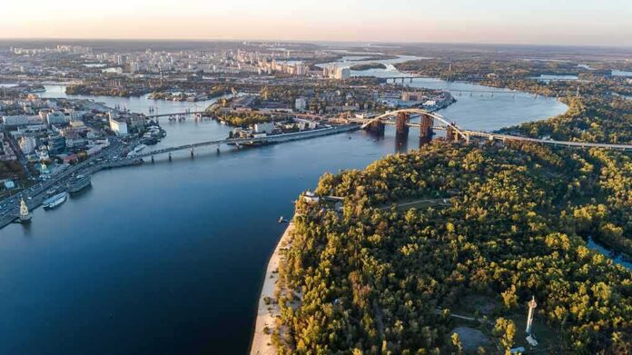 shutterstock_730964005 Aerial view of a river city with bridges and green islands